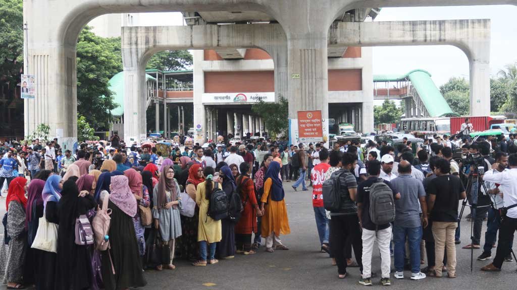 তিন দফা দাবিতে আগারগাঁওয়ে শেকৃবি শিক্ষার্থীদের ‘ব্লকেড’