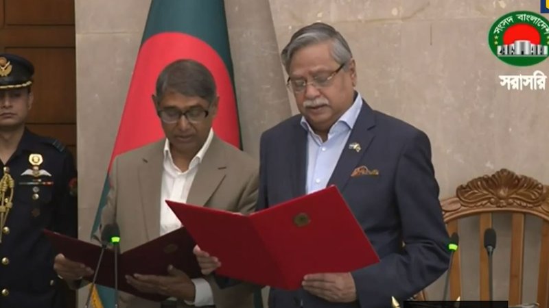 মন্ত্রী হিসেবে শপথ নিলেন বিএনপির আহমেদ আজম খান