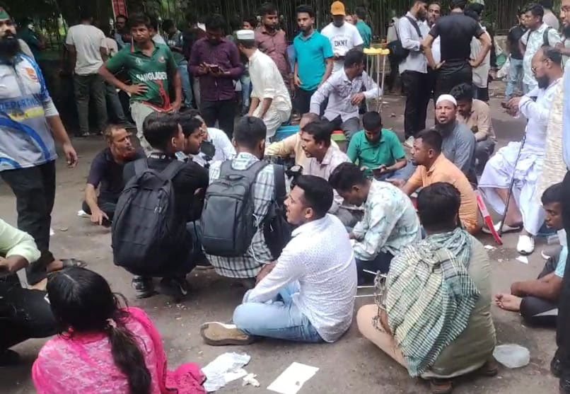 জুলাই ঘোষণাপত্রের দাবিতে যমুনার সামনে অবস্থান