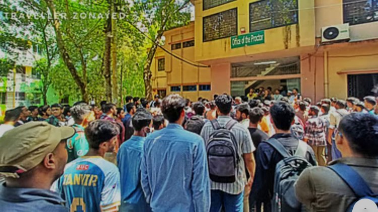 আজ সকাল থেকে শিক্ষার্থীরা ক্যাম্পাসে পূর্ণাঙ্গ ধর্মঘট বাস্তবায়ন করছেন। ছবি: আজকের পত্রিকা