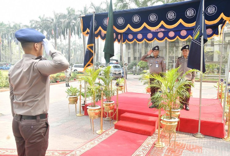 নবনিযুক্ত আইজিপিকে একটি সুসজ্জিত পুলিশ দল গার্ড অব অনার প্রদান করে। ছবি: বিজ্ঞপ্তি