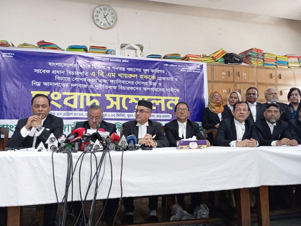 সাবেক প্রধান বিচারপতি খায়রুল হকের গ্রেপ্তার দাবিতে মঙ্গলবার সারা দেশে আইনজীবীদের বিক্ষোভ
