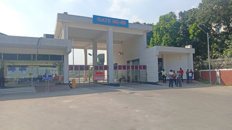 বিমানবন্দরের ৯ নম্বর গেটের সামনে পণ্য নিতে অপেক্ষায় আমদানিকারক, সিঅ্যান্ডএফ এজেন্টরা। ছবি: আজকের পত্রিকা