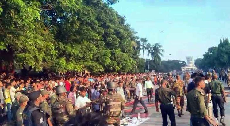 শাহজালাল বিমানবন্দরে আগুনের খবরে সেখানে উৎসুক জনতা ভিড় করেছে। ছবি: ভিডিও থেকে নেওয়া