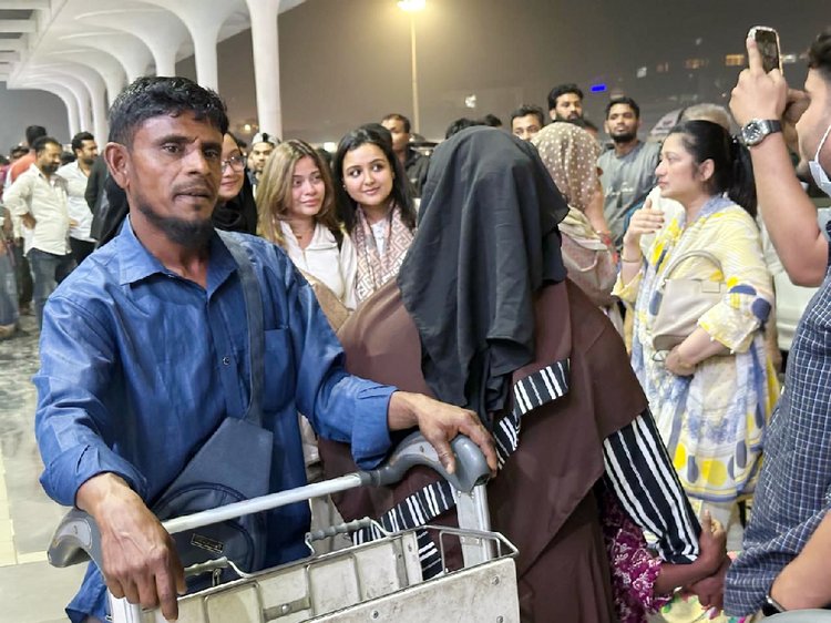 মধ্যপ্রাচ্যগামী ফ্লাইট স্থগিতে ভোগান্তিতে পড়েছেন হাজারো যাত্রী। শনিবার রাজধানীর হজরত শাহজালাল আন্তর্জাতিক বিমানবন্দরে। ছবি: আজকের পত্রিকা