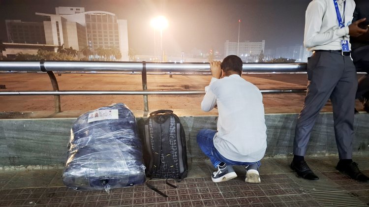 বিমানবন্দরে কান্নায় ভেঙে পড়েন বাবুল হোসেন। ছবি: আজকের পত্রিকা