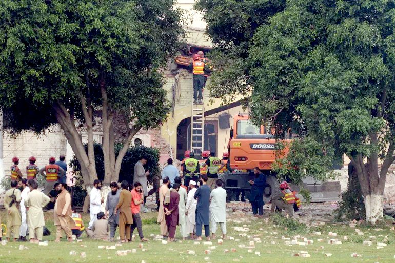 কাশ্মীরে নিয়ন্ত্রণরেখাজুড়ে যুদ্ধে জড়িয়ে পড়েছে ভারত-পাকিস্তান