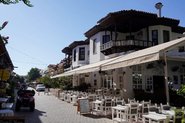 এই গ্রামে নেই কংক্রিটের কোনো বাড়ি। ছবি: সিএনএন