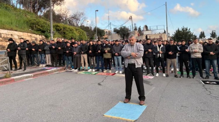 মুসল্লিরা আল-আকসার বাইরে ঈদের নামাজ আদায় করেন। ছবি: এপি