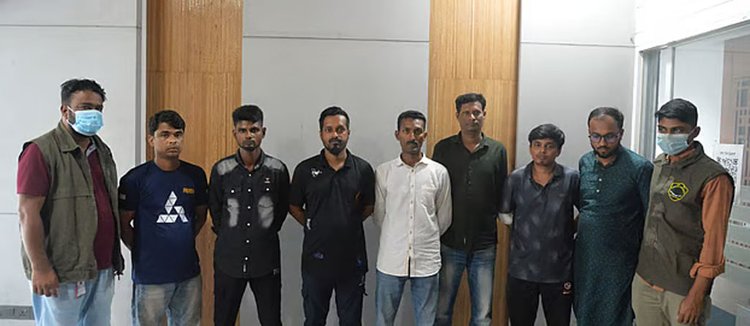 আজ শুক্রবার ঢাকায় আওয়ামী লীগ ও এর অঙ্গ সংগঠনের নেতা-কর্মীদের ঝটিকা মিছিল থেকে গ্রেপ্তার কয়েকজন। ছবি: ডিএমপির সৌজন্যে