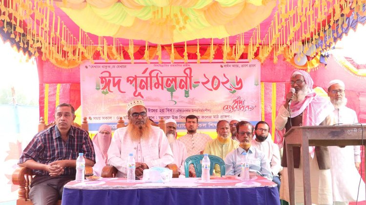 অনুষ্ঠানে সভাপতিত্ব করেন স্কুলের প্রধান শিক্ষক এস এম শামছুর রহমান। ছবি: আজকের পত্রিকা