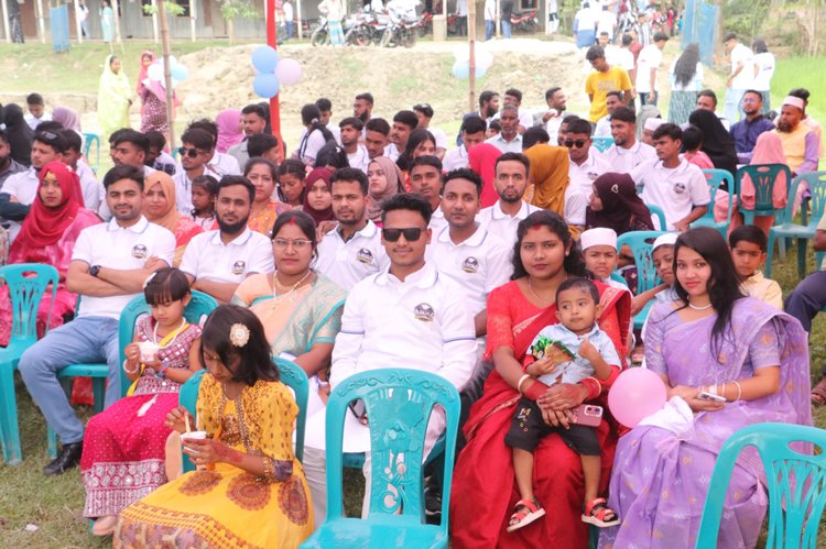 পুরো অনুষ্ঠান জুড়ে আনন্দের আরেকটি বড় অনুষঙ্গ ছিল ছবি তোলা। ছবি: আজকের পত্রিকা