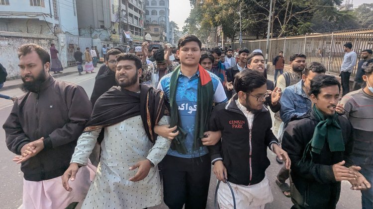 আলিয়া মাদ্রাসা মাঠ থেকে আদালত সরাতে শিক্ষার্থীদের বিক্ষোভ। ছবি: আজকের পত্রিকা