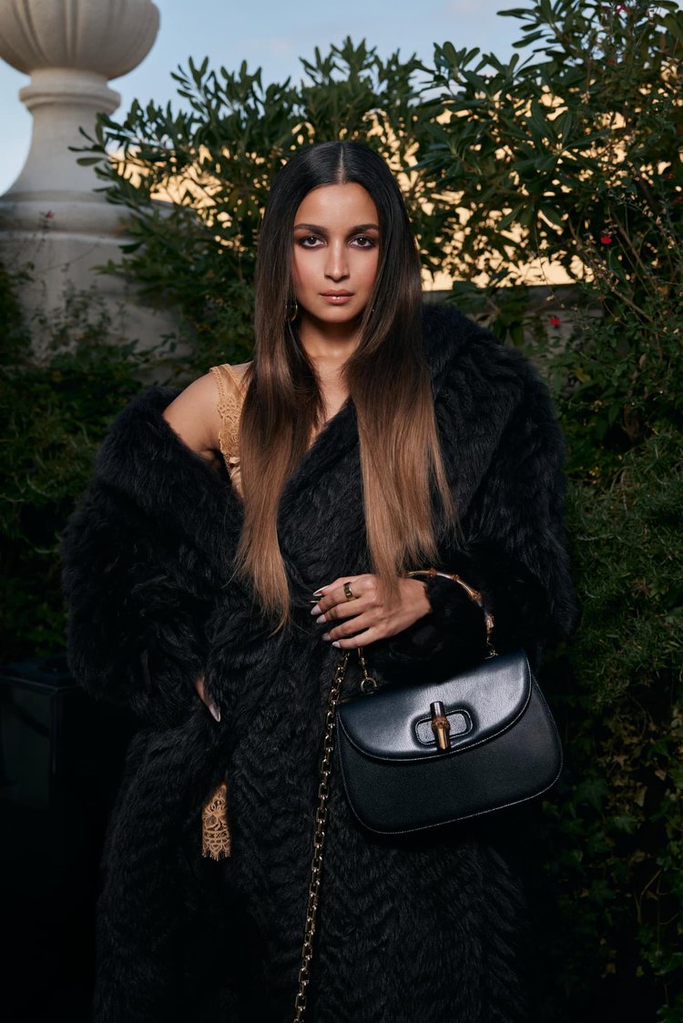 ভেতর থেকে হালকা থাকায় বিশ্বাসী আলিয়া। ছবি: ফেসবুক