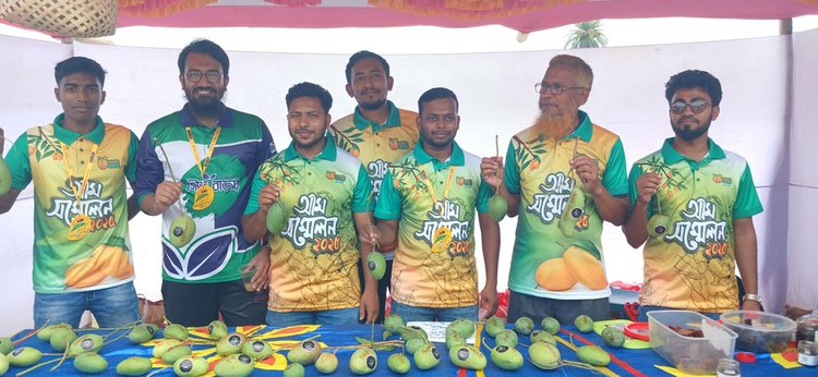 চাঁপাইনবাবগঞ্জের শিবগঞ্জ উপজেলার কানসাট রাজবাড়ী মাঠে আম সম্মেলন। ছবি: আজকের পত্রিকা