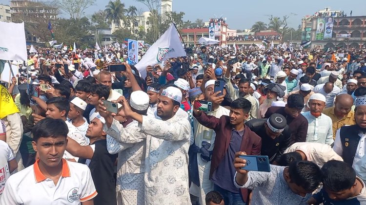 লক্ষ্মীপুর জেলা জামায়াতের আয়োজনে জনসভায় নেতা-কর্মী। ছবি: ছবি: আজকের পত্রিকা