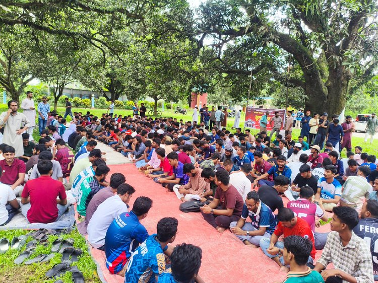 গরু জবাই করে ভূরিভোজের আয়োজন করেছেন সালাহউদ্দিন আম্মার। ছবি: আজকের পত্রিকা