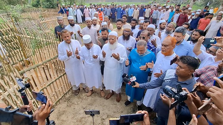 মাগুরায় ধর্ষণের শিকার হয়ে মারা যাওয়া শিশু আছিয়ার কবর জিয়ারতে শফিকুর রহমান। ছবি: আজকের পত্রিকা