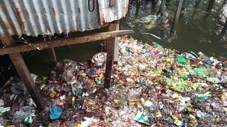 পানি নিষ্কাশন না হওয়ায় সবুজবাগ, কলেজ রোড, মিঠাবাজার, ওয়াপদা, ফেরিঘাট সড়ক, মাছবাজার এলাকা ও খোন্তাকাটায় চরম জলাবদ্ধতা দেখা দিয়েছে।