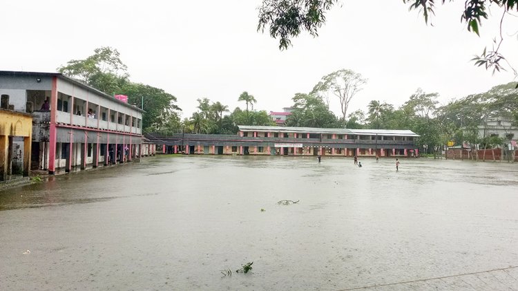 বরগুনার আমতলীর এমইউ মাধ্যমিক বিদ্যালয়ের মাঠে থই থই পানি। ছবি: আজকের পত্রিকা