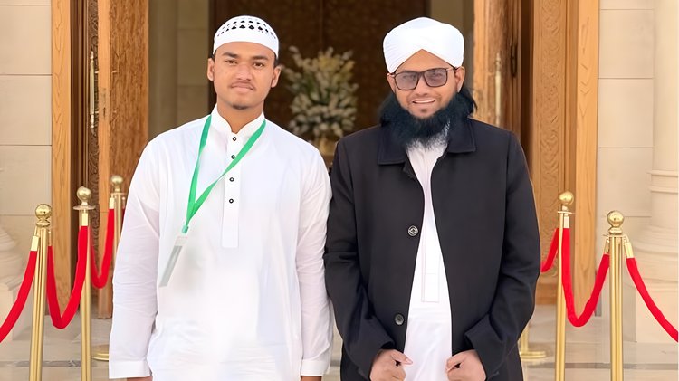 ওস্তাদ নেছার আহমদ আন নাছিরীর সঙ্গে হাফেজ আনাস। ছবি: সংগৃহীত