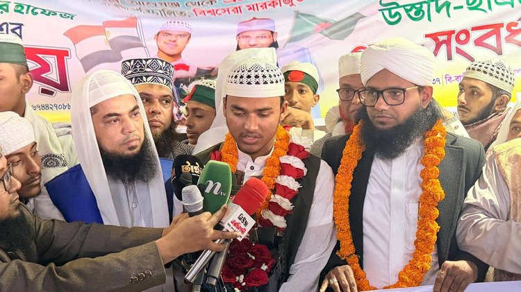 বিমানবন্দরে সংবর্ধনায় অভিব্যক্তি প্রকাশ করছেন বিশ্বজয়ী হাফেজ আনাস।