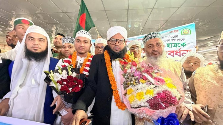 হাফেজ আনাস ও তার ওস্তাদ শায়েখ নেছার আহমদ আন নাছিরীকে সংবর্ধনা দেওয়া হয়।