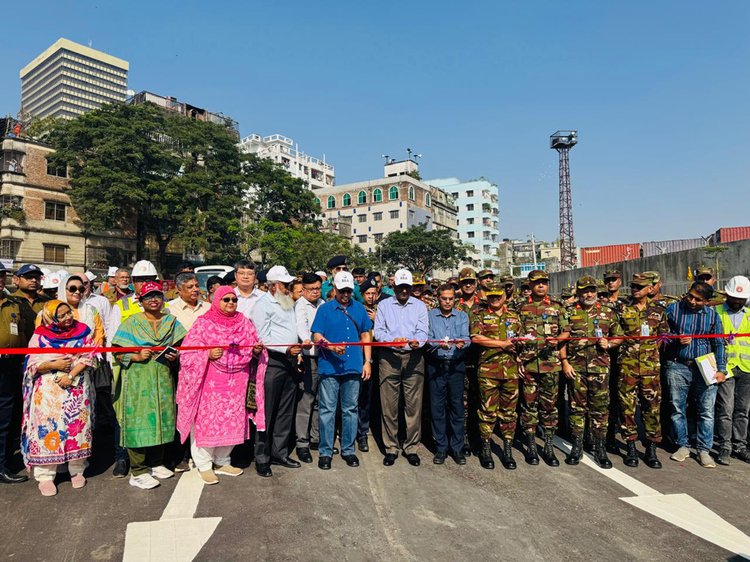 আজ শনিবার সকালে টিটিপাড়া আন্ডারপাস পরিদর্শন ও উদ্বোধন করেন প্রধান উপদেষ্টার প্রতিরক্ষা ও জাতীয় সংহতি উন্নয়নবিষয়ক বিশেষ সহকারী অবসরপ্রাপ্ত লেফটেন্যান্ট জেনারেল আব্দুল হাফিজ এবং সড়ক ও রেলপথ মন্ত্রণালয়ের দায়িত্বে থাকা প্রধান উপদেষ্টার বিশেষ সহকারী ড. শেখ মইনউদ্দিন। ছবি: আজকের পত্রিকা