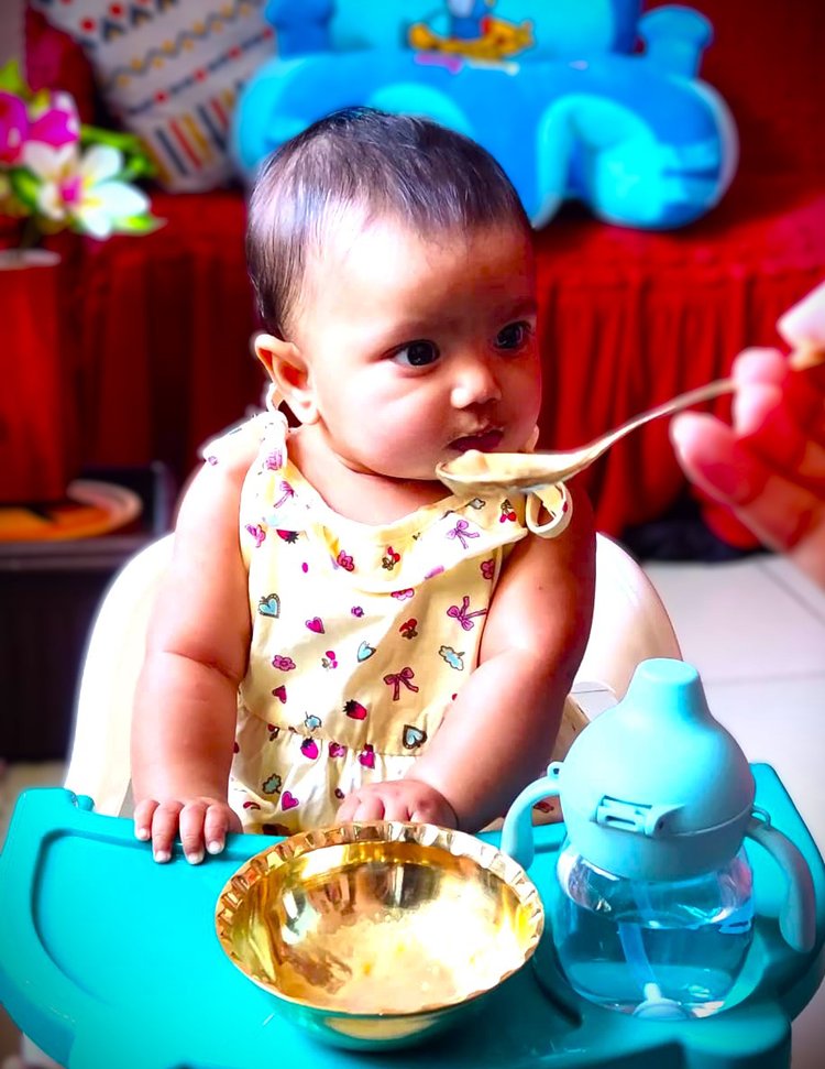 ছয় মাস পূর্ণ হওয়ার পরই শিশুদের সলিড শুরু করা উচিত। মডেল: আনাহিতা। ছবি: আজকের পত্রিকা