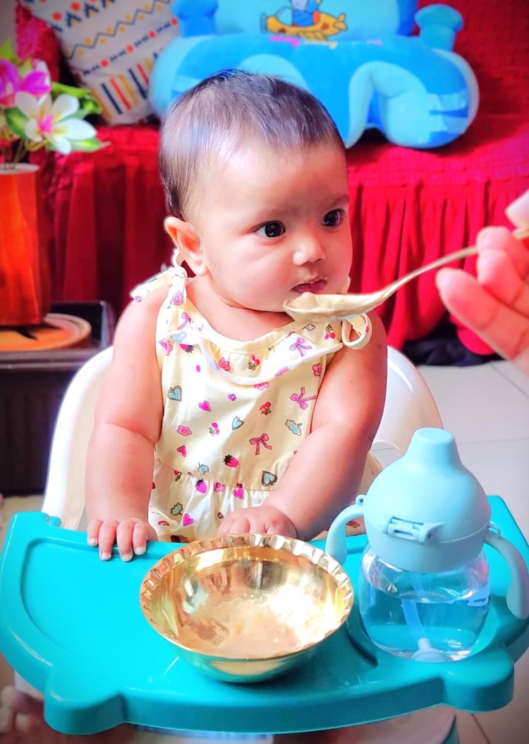 ছয় মাস পূর্ণ হওয়ার পরই শিশুদের সলিড শুরু করা উচিত। মডেল: আনাহিতা। ছবি: আজকের পত্রিকা