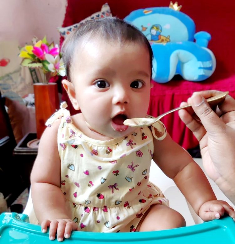 শুরুতে শিশুর জন্য খাবার হতে হবে নরম, মসৃণ ও সহজপাচ্য। মডেল: আনাহিতা। ছবি: আজকের পত্রিকা