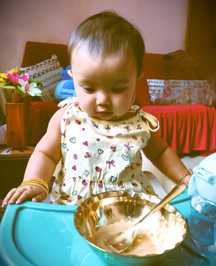 কিছু লক্ষণ দেখে বুঝতে পারবেন আপনার শিশু সলিড খাবারের জন্য প্রস্তুত কি না। মডেল: আনাহিতা। ছবি: আজকের পত্রিকা