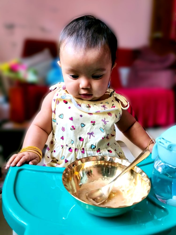 কিছু লক্ষণ দেখে বুঝতে পারবেন আপনার শিশু সলিড খাবারের জন্য প্রস্তুত কি না। মডেল: আনাহিতা। ছবি: আজকের পত্রিকা