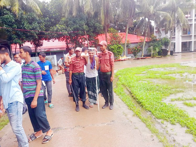 নির্বাচনী প্রশিক্ষণে অংশ নিয়েছেন আনসার সদস্যরা। ছবি: আজকের পত্রিকা