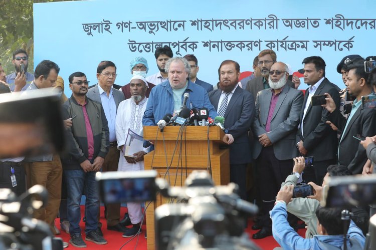 খ্যাতনামা ফরেনসিক বিশেষজ্ঞ ড. লুইস ফন্ডব্রাইডার সিআইডির বিশেষজ্ঞ টিমের সঙ্গে কাজ করছেন। ছবি: আজকের পত্রিকা