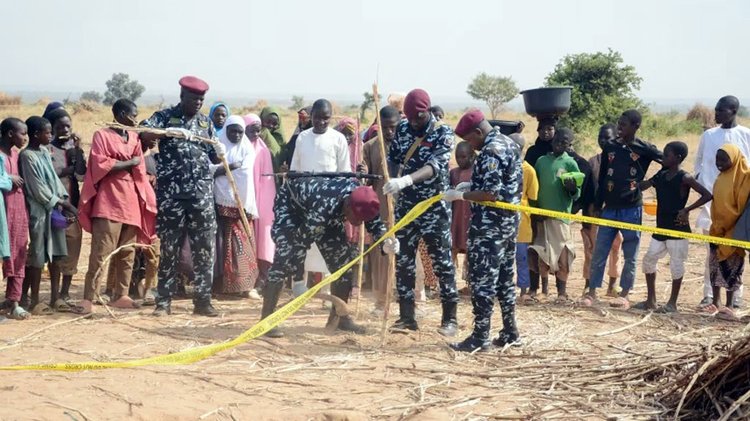 যুক্তরাষ্ট্রের ছোড়া মিসাইল নাইজেরিয়ার জাবো গ্রামের একমাত্র স্বাস্থ্যকেন্দ্র থেকে কয়েক মিটার দূরে আছড়ে পড়েছিল। ছবি: এপির সৌজন্যে
