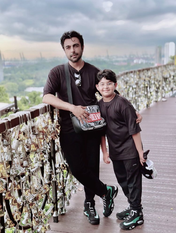 ছেলে আয়াশের সঙ্গে অপূর্ব। ছবি: সংগৃহীত