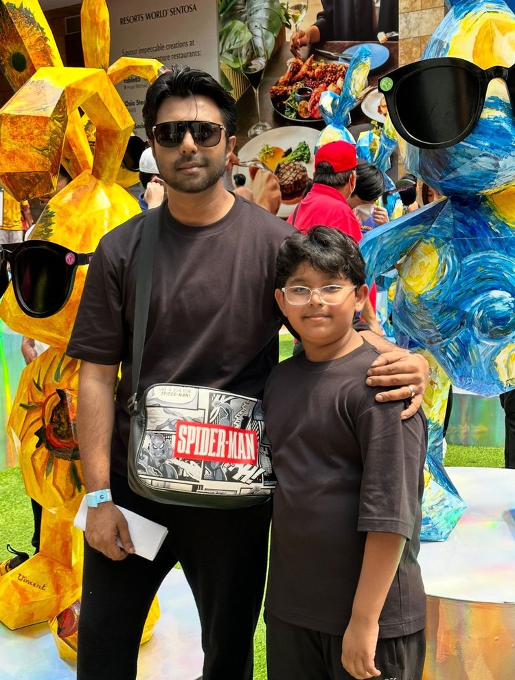 ছেলে আয়াশের সঙ্গে অপূর্ব। ছবি: সংগৃহীত