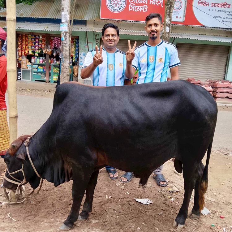 আর্জেন্টিনার ফাইনাল খেলা আরও জমিয়ে উপভোগ করতে গরু-ছাগল দিয়ে ভূরিভোজের আয়োজন। ছবি: আজকের পত্রিকা