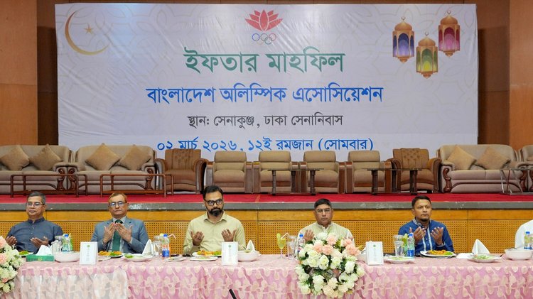 ইফতার মাহফিলে সেনাপ্রধান জেনারেল ওয়াকার-উজ-জামান, ক্রীড়া প্রতিমন্ত্রী মো. আমিনুল হকসহ অন্য অতিথিরা। ছবি: আইএসপিআর