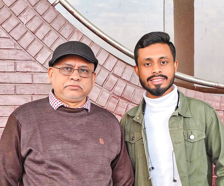 বাবার সঙ্গে অর্ণব দাশ