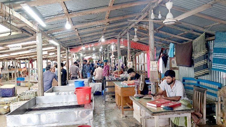 চরভৈরবী ইলিশের আড়ত। ছবি: আজকের পত্রিকা