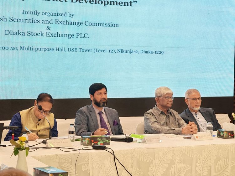 বিএসইসি ও ডিএসই আয়োজিত সেমিনারে অর্থ উপদেষ্টা। ছবি: আজকের পত্রিকা