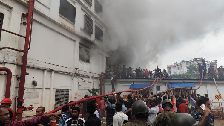 ক্লথিং নামের পোশাক কারখানায় বেলা ১২টার দিকে আগুন লাগে। ছবি: আজকের পত্রিকা
