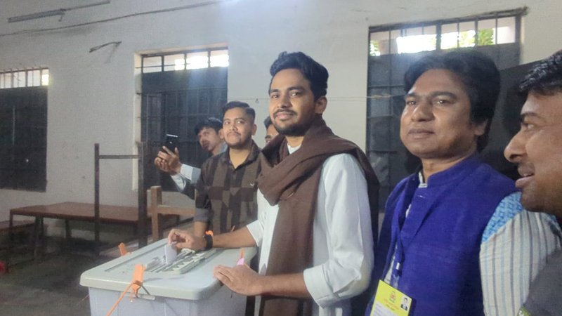 ভোট দিলেন আসিফ মাহমুদ