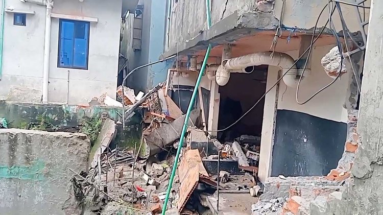আশুলিয়ায় গ্যাস সিলিন্ডারের পাইপের ফুটো থেকে বের হওয়া জমে থাকা গ্যাসে আগুন ধরে একই পরিবারের পাঁচজন দগ্ধ হয়েছেন। ছবি: আজকের পত্রিকা