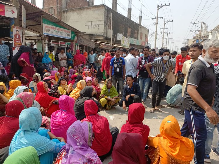 আশুলিয়ার বিশমাইল-জিরাবো সড়কের আমতলা এলাকায় আজ রোববার সকালে বকেয়া বেতনের দাবিতে তৈরি পোশাক কারখানার শ্রমিকদের সড়ক অবরোধ। ছবি: আজকের পত্রিকা