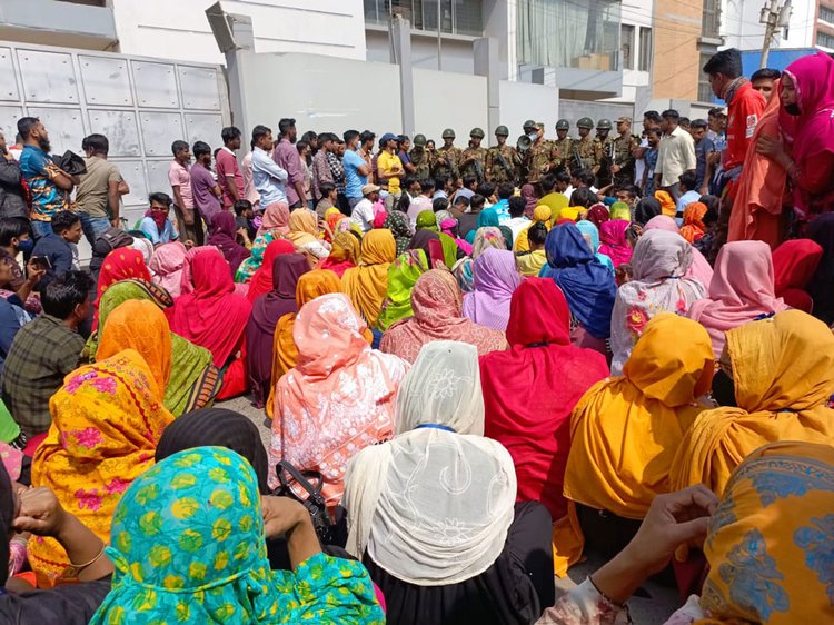 আশুলিয়ার বিশমাইল-জিরাবো সড়কের আমতলা এলাকায় আজ রোববার সকালে বকেয়া বেতনের দাবিতে তৈরি পোশাক কারখানার শ্রমিকদের সড়ক অবরোধ। ছবি: আজকের পত্রিকা