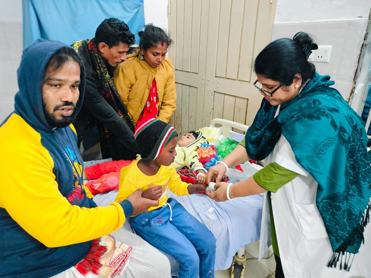 আজ সোমবার (১৬ ডিসেম্বর) সন্ধ্যায় উপজেলার কান্দি ইউনিয়নের এজি চার্চের প্রাক-বড়দিনের অনুষ্ঠানে খাবার খেয়ে অসুস্থ হয়ে পড়েছে শিশু-কিশোরেরা। ছবি: আজকের পত্রিকা