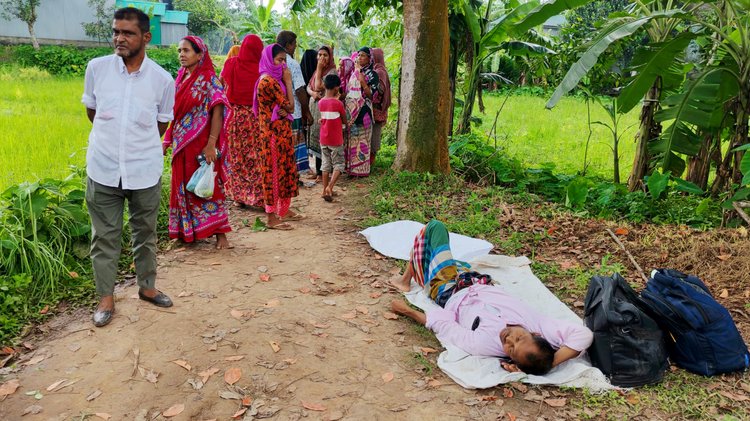 গতকাল এভাবেই পথের পাশে পড়ে ছিলেন অসুস্থ জামাল উদ্দিন। ছবি: আজকের পত্রিকা